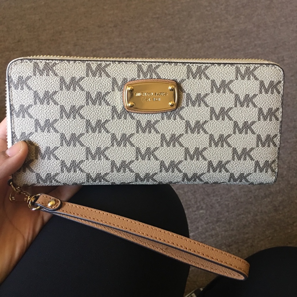❤️SOLD❤️Michael Kors continental wallet